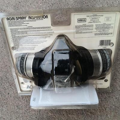 Agri-Spray Insecticide / pesticide respirator with replacable cartridges