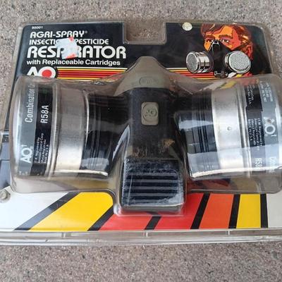 Agri-Spray Insecticide / pesticide respirator with replacable cartridges