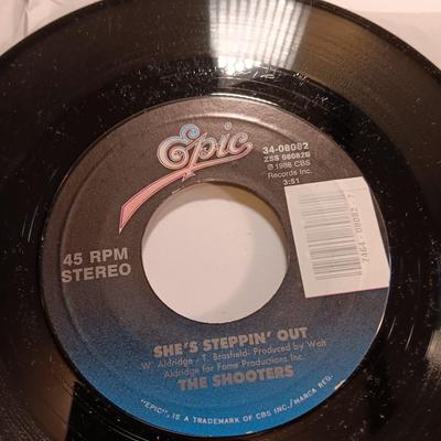 Vinyl albums 45 records - Restless Heart - Jerry Reed - The Shooters and more 45's