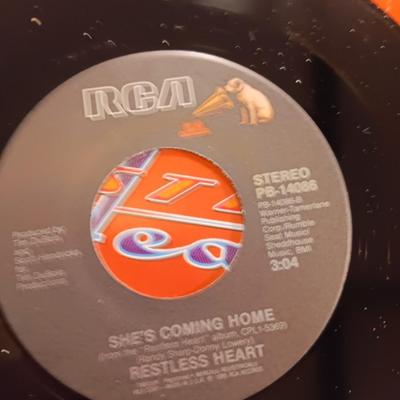 Vinyl albums 45 records - Restless Heart - Jerry Reed - The Shooters and more 45's