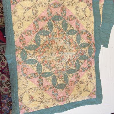 U1213 American Pacific Manor House Quilt with 2 Euro Shams