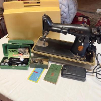 U1215 Vintage 1950 SINGER Electric Sewing Machine with Attachments
