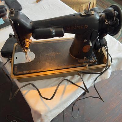 U1215 Vintage 1950 SINGER Electric Sewing Machine with Attachments