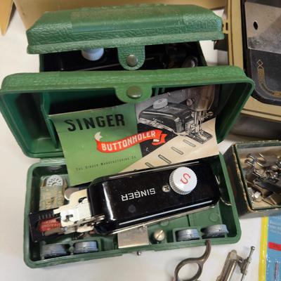 U1215 Vintage 1950 SINGER Electric Sewing Machine with Attachments