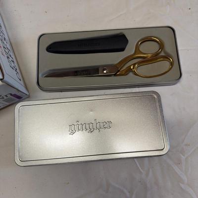 U1232 New Edmunds Universal Craft Stand & Gingher Gold Handled Shears in Metal Case