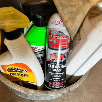 Bucket for automotive stuff