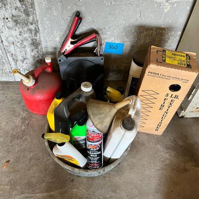 Bucket for automotive stuff