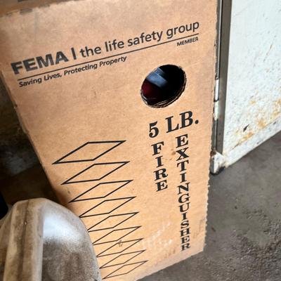 Bucket for automotive stuff