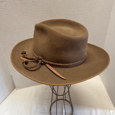 U1239 Vintage Stetson Gun Club Hat, Two Berets, Polo Scarf