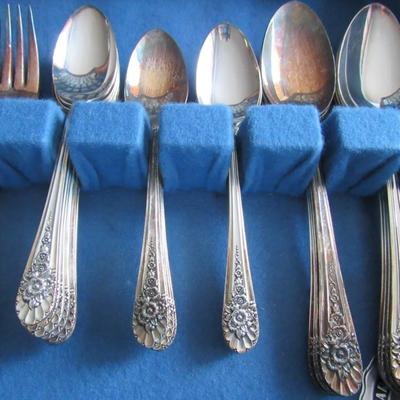 Nice Wm Rogers Jubilee Pattern 50 Pc Silver Plate Set in Box