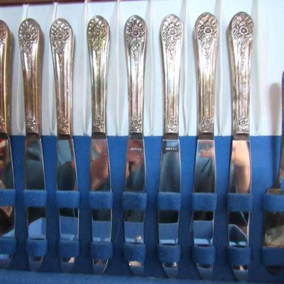 Nice Wm Rogers Jubilee Pattern 50 Pc Silver Plate Set in Box