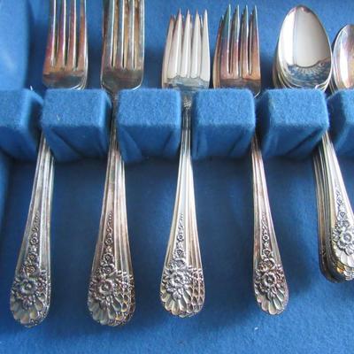 Nice Wm Rogers Jubilee Pattern 50 Pc Silver Plate Set in Box