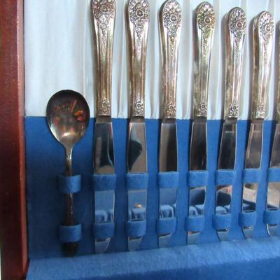 Nice Wm Rogers Jubilee Pattern 50 Pc Silver Plate Set in Box
