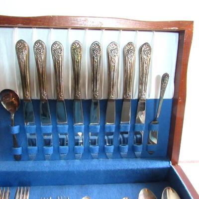 Nice Wm Rogers Jubilee Pattern 50 Pc Silver Plate Set in Box