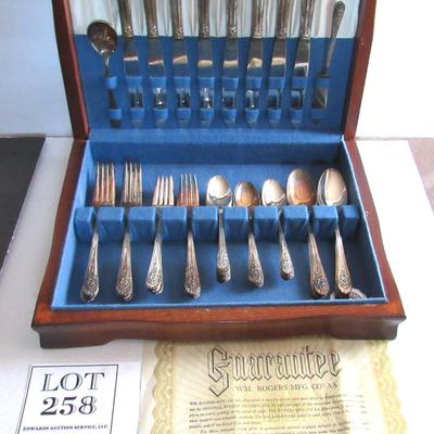 Nice Wm Rogers Jubilee Pattern 50 Pc Silver Plate Set in Box