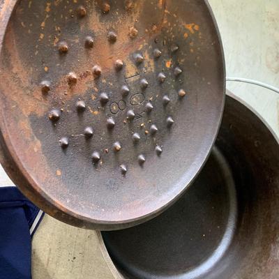 Cast Iron Dutch Oven With Handle