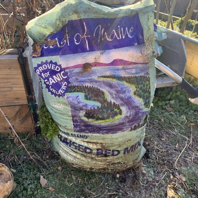 O1100 Six Bags of Organic Raised Bed Mixed Soil