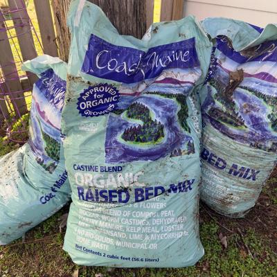 O1100 Six Bags of Organic Raised Bed Mixed Soil