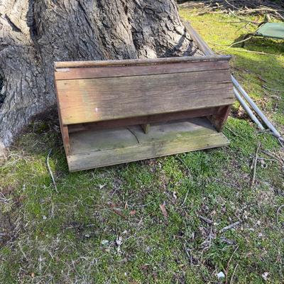 O1113 Large Wooden Chicken / Squirrel Feeder