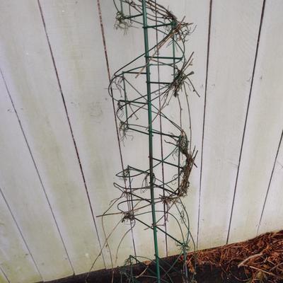 Twisted Metal Garden Plant Topiary with Finial