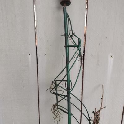 Twisted Metal Garden Plant Topiary with Finial