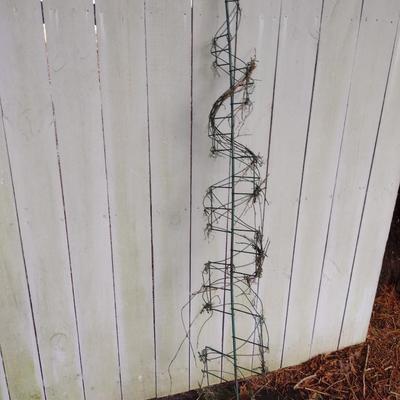 Twisted Metal Garden Plant Topiary with Finial