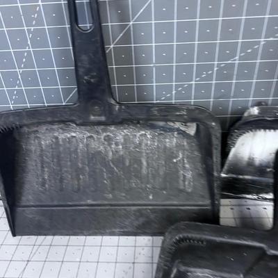 Dust pans 
