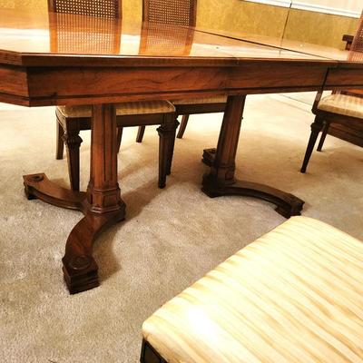Vintage Thomasville Formal Dinning Table with 6 Chairs and Extension
