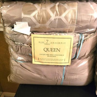Quilt/Bedding Lot, Mostly Queen