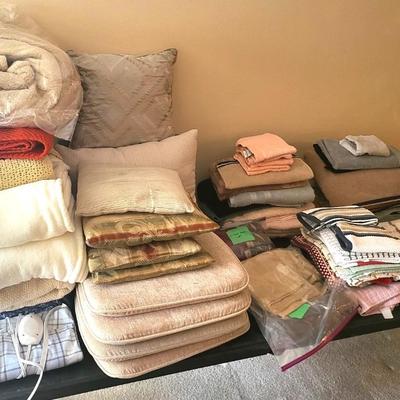 Bed Linen/Towels/Seat Cushions/Pillows Lot