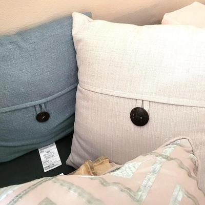 Bed Linen/Towels/Seat Cushions/Pillows Lot