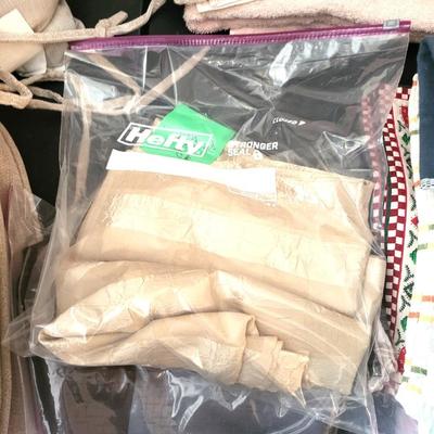 Bed Linen/Towels/Seat Cushions/Pillows Lot