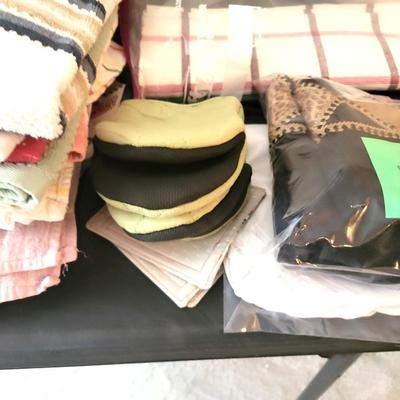Bed Linen/Towels/Seat Cushions/Pillows Lot