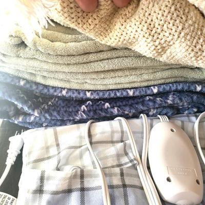 Bed Linen/Towels/Seat Cushions/Pillows Lot