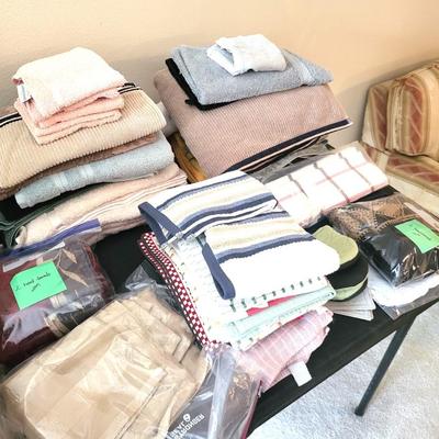 Bed Linen/Towels/Seat Cushions/Pillows Lot