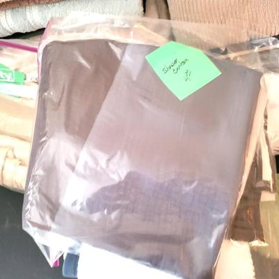 Bed Linen/Towels/Seat Cushions/Pillows Lot