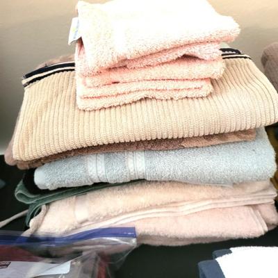 Bed Linen/Towels/Seat Cushions/Pillows Lot