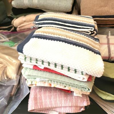 Bed Linen/Towels/Seat Cushions/Pillows Lot