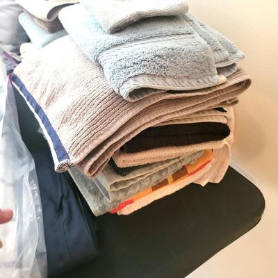 Bed Linen/Towels/Seat Cushions/Pillows Lot