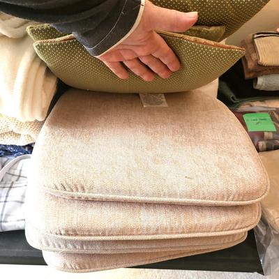 Bed Linen/Towels/Seat Cushions/Pillows Lot