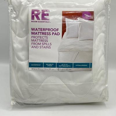 ROOM ESSENTIALS ~ Twin Size ~ Waterproof Mattress Pad