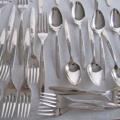 Vintage Gentle Rose Pattern, Oneida Silverplate Service for 8 Plus 8 Serving Pieces, Nice