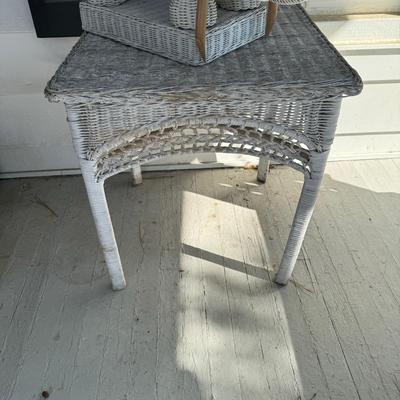 H1143 White Wicker Elephant and End Table
