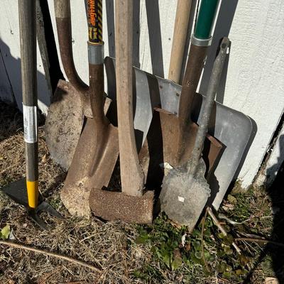 O 1149 7 Outdoor Garden Tools Lot
