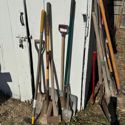 O 1149 7 Outdoor Garden Tools Lot