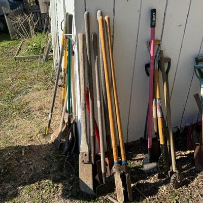 O 1150 6 Outdoor Tools With Red Axe