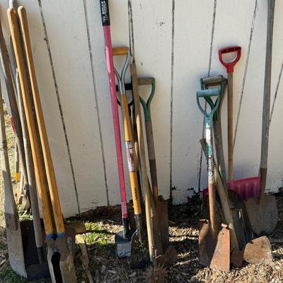 O 1151 6 Outdoor Gardening Tools Lot