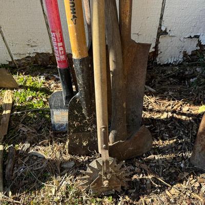 O 1151 6 Outdoor Gardening Tools Lot