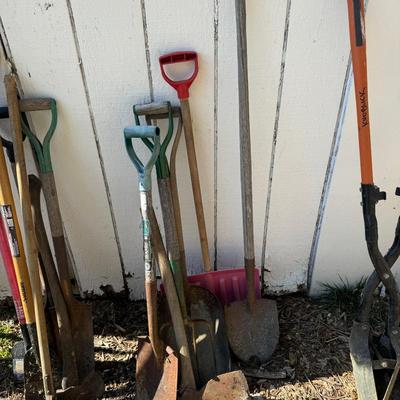 O 1152 6 Outdoor Gardening Tools Lot