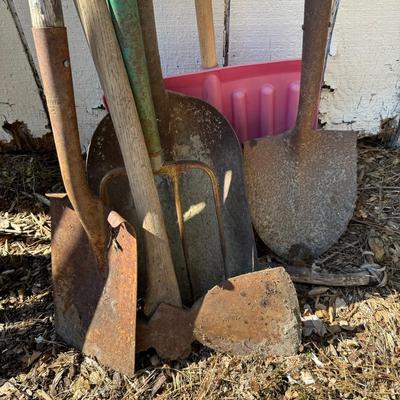 O 1152 6 Outdoor Gardening Tools Lot